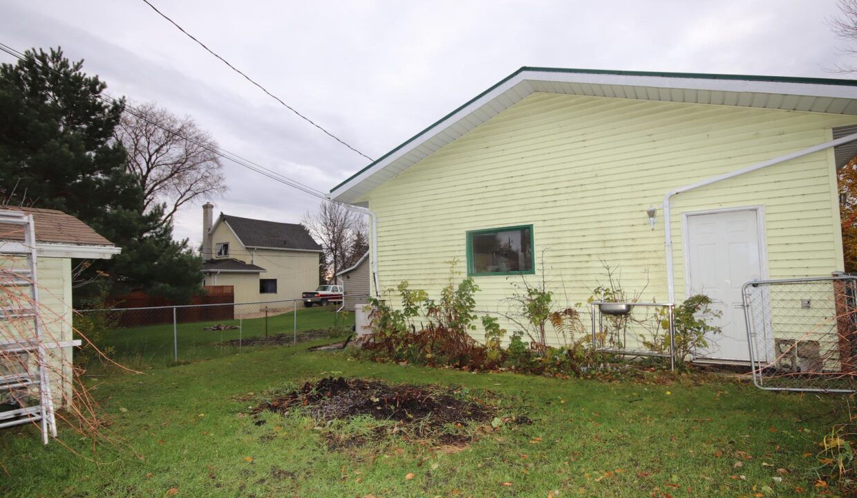 Armstrong 65 4th St NW Carman SIZED (16)
