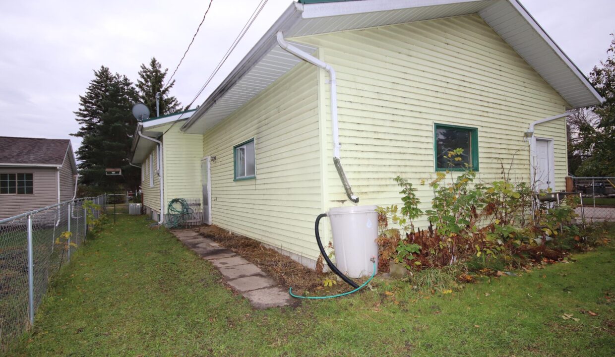 Armstrong 65 4th St NW Carman SIZED (18)