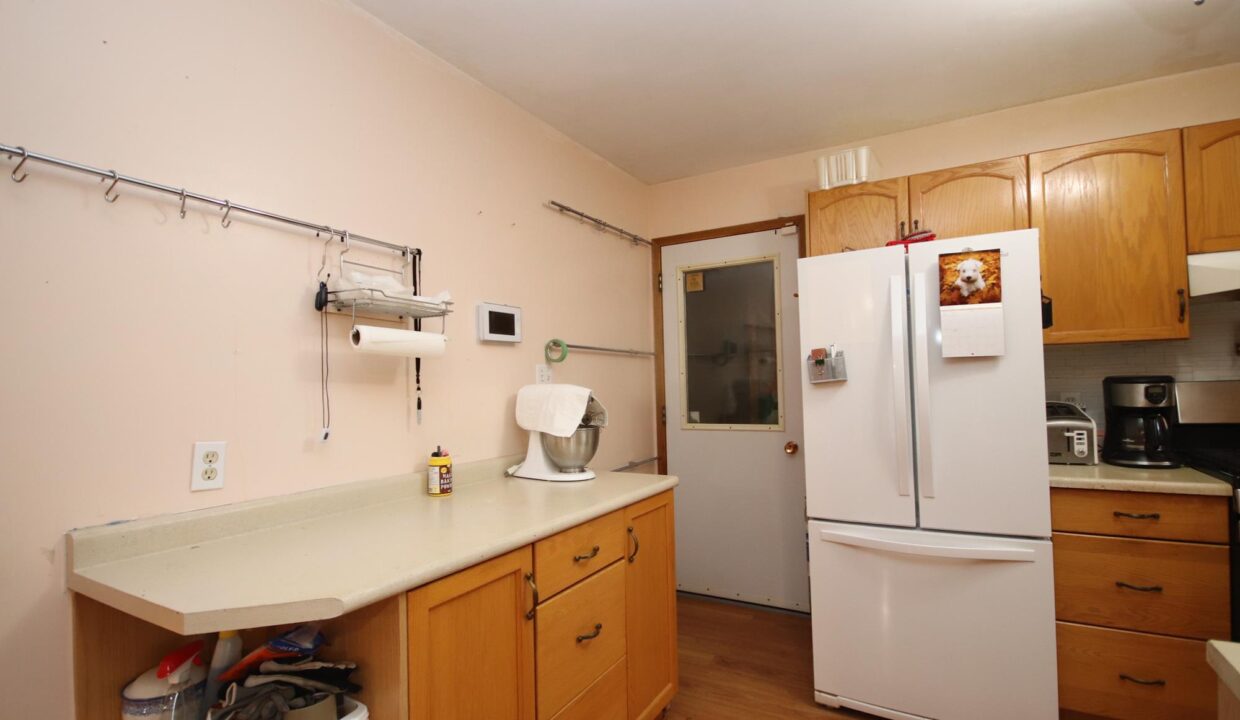 Armstrong 65 4th St NW Carman SIZED (35)