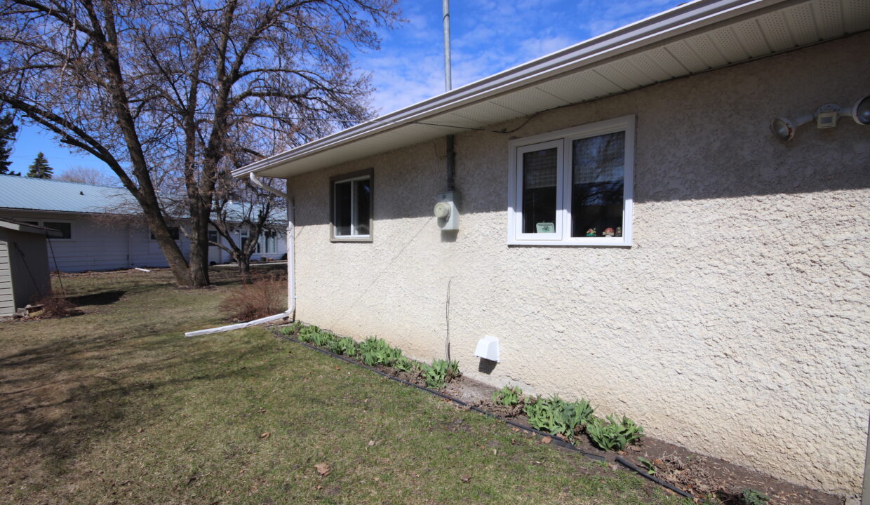Kohut Nester & Donna 19 Lynwood Place Carman,MB (11)
